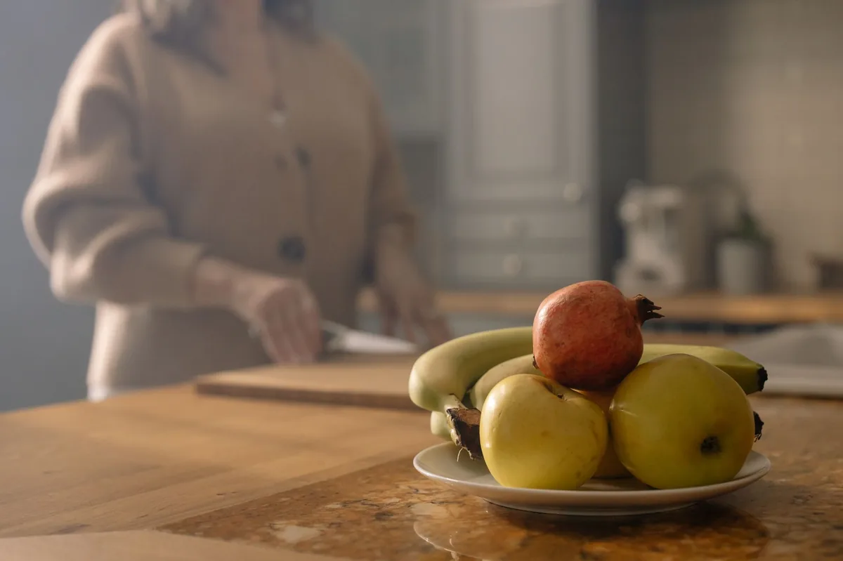 Close‑up of a dog food bowl with balanced kibble, a side of boiled chicken, and a drizzle of fish oil