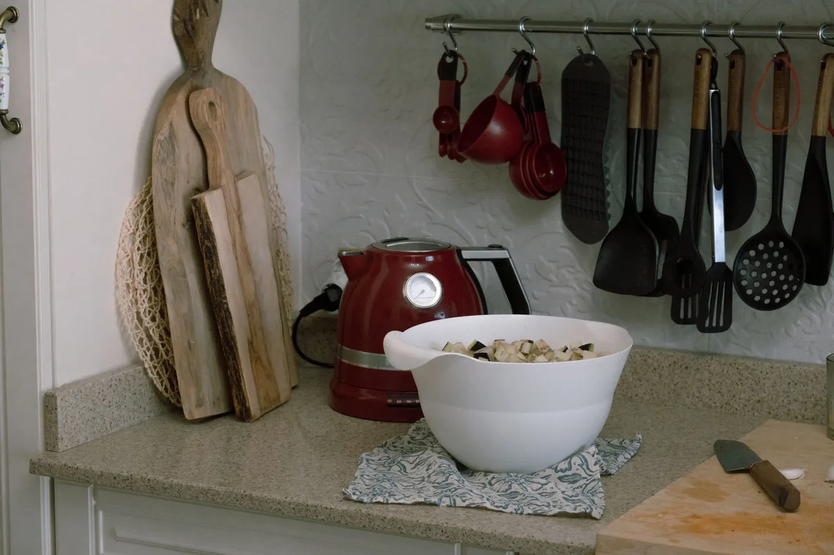 Dog bowl with balanced kibble and fresh water on a kitchen counter, sunlit morning