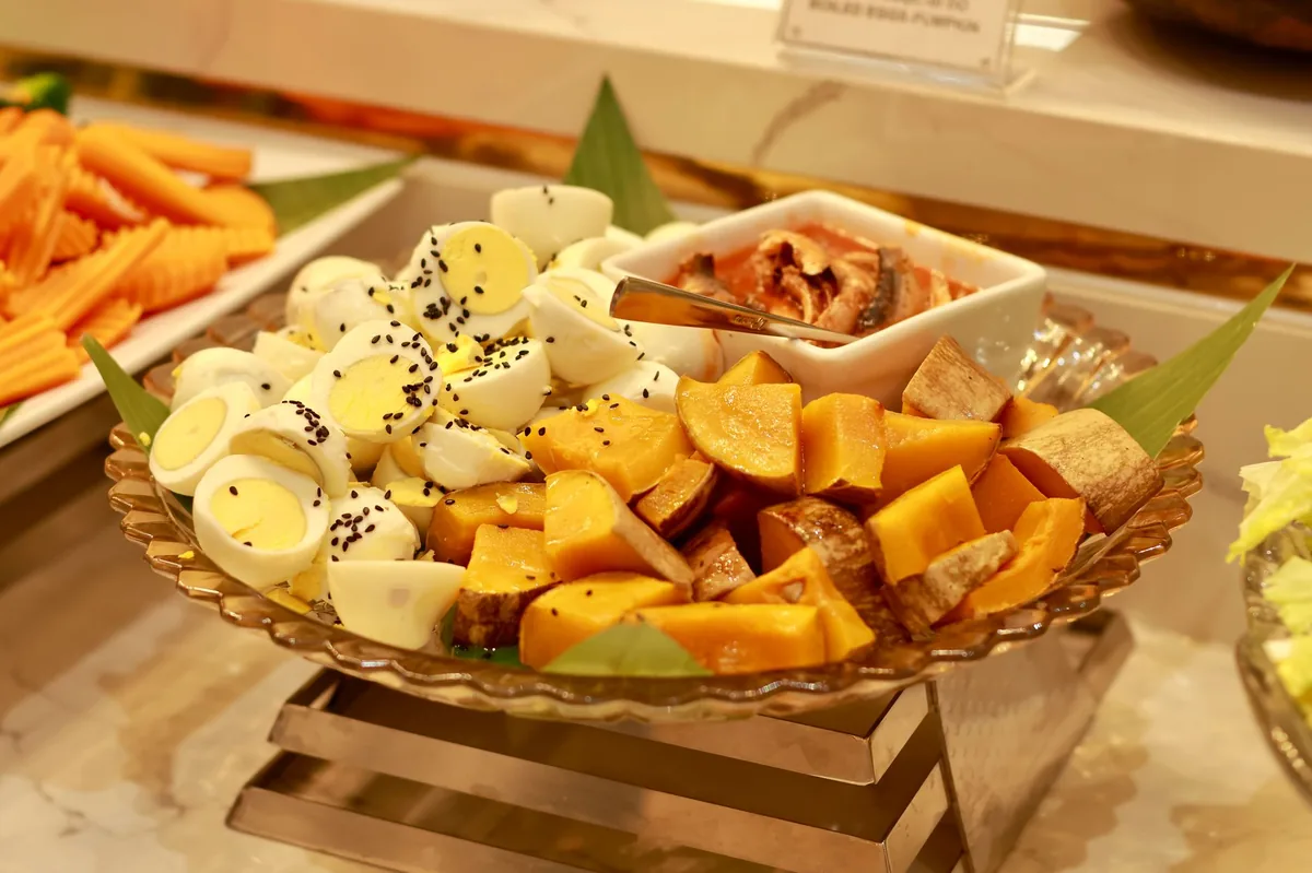 Close‑up of a balanced dog bowl containing boiled chicken, steamed sweet potato, and a drizzle of fish oil, illustrating a muscle‑supportive diet